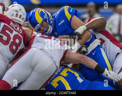 Inglewood, Stati Uniti. 03 ottobre 2021. Matthew Stafford (9), il quarto di Rams di Los Angeles, si ferma alla linea di meta su una sneak al quarto di coda durante la seconda metà della partita tra i Rams di Los Angeles e l'Arizona Cardinal al SoFi Stadium di Inglewood, California, domenica 3 ottobre, 2021.The Arizona Cardinals beat the Los Angeles Rams 37-20. Foto di Michael Goulding/UPI Credit: UPI/Alamy Live News Foto Stock