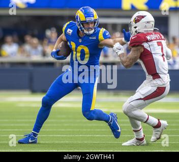 Inglewood, Stati Uniti. 03 ottobre 2021. Los Angeles Rams' wide receiver Cooper Kupp (10) straight-Arms Arizona Cardinals' Cornerback Byron Murphy (7) durante la seconda metà della partita tra i Los Angeles Rams e l'Arizona Cardinal al SoFi Stadium di Inglewood, California, domenica 3 ottobre 2021. Gli Arizona Cardinals hanno battuto i Los Angeles Rams 37-20. Foto di Michael Goulding/UPI Credit: UPI/Alamy Live News Foto Stock