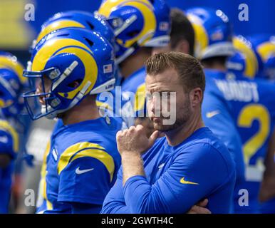 Inglewood, Stati Uniti. 03 ottobre 2021. L'allenatore di Los Angeles Rams Sean McVay ha pensato prima della partita tra i Los Angeles Rams e l'Arizona Cardinal al SoFi Stadium di Inglewood, California, domenica 3 ottobre 2021. Gli Arizona Cardinals hanno battuto i Los Angeles Rams 37-20. Foto di Michael Goulding/UPI Credit: UPI/Alamy Live News Foto Stock