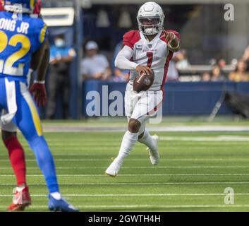 Inglewood, Stati Uniti. 03 ottobre 2021. Il quarterback degli Arizona Cardinals Kyler Murray (1) dirige il traffico durante la prima metà della partita tra i Los Angeles Rams e l'Arizona Cardinal al SoFi Stadium di Inglewood, California, domenica 3 ottobre 2021. Gli Arizona Cardinals hanno battuto i Los Angeles Rams 37-20. Foto di Michael Goulding/UPI Credit: UPI/Alamy Live News Foto Stock