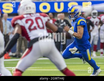 Inglewood, Stati Uniti. 03 ottobre 2021. Il quarto dei Rams di Los Angeles Matthew Stafford (9) si aggrappa alla linea di un iarda durante la seconda metà della partita tra i Rams di Los Angeles e l'Arizona Cardinal al SoFi Stadium di Inglewood, California, domenica 3 ottobre 2021. Gli Arizona Cardinals hanno battuto i Rams di Los Angeles 37-20. Foto di Michael Goulding/UPI Credit: UPI/Alamy Live News Foto Stock