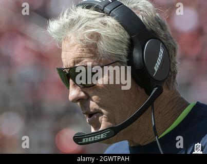 Santa Clara, Stati Uniti. 03 ottobre 2021. L'allenatore di Seattle Seahawks, Pete Carroll, lavora ai margini contro i San Francisco 49ers nel secondo trimestre al Levi's Stadium di Santa Clara, California, domenica 3 ottobre 2021. I Seahawks sconfissero i 49ers 28-21. Foto di Terry Schmitt/UPI Credit: UPI/Alamy Live News Foto Stock