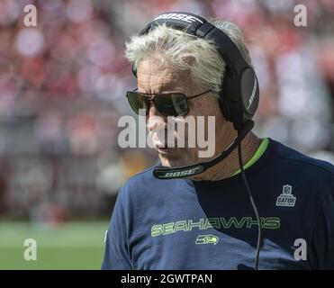 Santa Clara, Stati Uniti. 03 ottobre 2021. L'allenatore di Seattle Seahawks, Pete Carroll, lavora ai margini contro i San Francisco 49ers nel secondo trimestre al Levi's Stadium di Santa Clara, California, domenica 3 ottobre 2021. I Seahawks sconfissero i 49ers 28-21. Foto di Terry Schmitt/UPI Credit: UPI/Alamy Live News Foto Stock