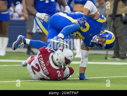 Inglewood, Stati Uniti. 03 ottobre 2021. La sicurezza di Los Angeles Rams Taylor Rapp (24) abbattere il running degli Arizona Cardinals Chase Edmonds (2) durante la seconda metà della partita tra i Los Angeles Rams e l'Arizona Cardinal al SoFi Stadium di Inglewood, California, domenica 3 ottobre, 2021.The Arizona Cardinals beat the Los Angeles Rams 37-20. Foto di Michael Goulding/UPI Credit: UPI/Alamy Live News Foto Stock