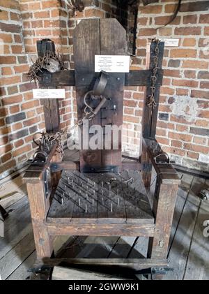 Cattedra spagnola (strumento di tortura) – cattedra di interrogatorio. Ogni movimento di una persona seduta su una sedia ha causato piercing della pelle. Foto Stock