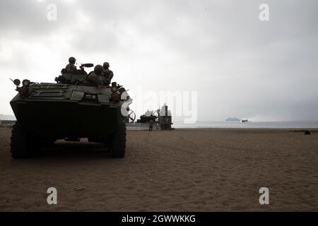 Marines USA con Special Marine Air-Ground Task Force – UNITAS, guarda da un veicolo blindato come un'imbarcazione da atterraggio, il cuscino d'aria si avvicina alla spiaggia di Miramar durante UNITAS LXII ad Ancon, Perù, 29 settembre 2021. UNITAS è l'esercizio marittimo multinazionale annuale più longevo del mondo che si concentra sul miglioramento dell'interoperabilità tra più nazioni e forze congiunte durante le operazioni litorali, anfibie e amazzoniche, al fine di costruire sulle partnership regionali esistenti e creare nuove relazioni durature che promuovano la pace, Stabilità e prosperità nell'area di respo del comando del Sud degli Stati Uniti Foto Stock