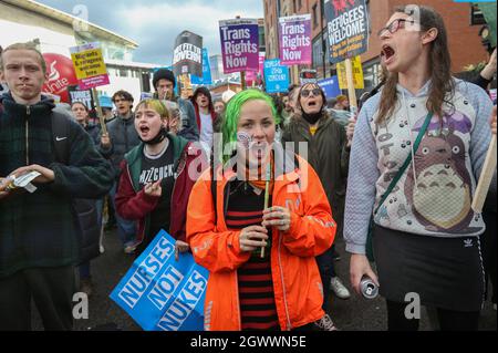 Manchester, Regno Unito. 03 ottobre 2021. I manifestanti cantano slogan durante la dimostrazione. I conservatori si sono riuniti a Manchester per la loro conferenza annuale, i manifestanti delle comunità di viaggiatori zingari e ROM hanno tenuto una protesta contro la polizia, il crimine, la condanna e la legge dei tribunali, in quanto ritengono che essa possa fuorviare la zingara nomade e le culture dei viaggiatori in tutto il Regno Unito. Credit: SOPA Images Limited/Alamy Live News Foto Stock