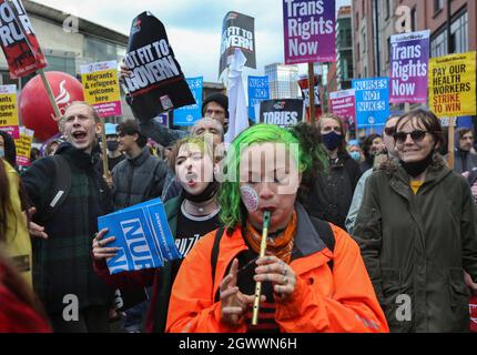 Manchester, Regno Unito. 03 ottobre 2021. I manifestanti cantano slogan durante la dimostrazione. I conservatori si sono riuniti a Manchester per la loro conferenza annuale, i manifestanti delle comunità di viaggiatori zingari e ROM hanno tenuto una protesta contro la polizia, il crimine, la condanna e la legge dei tribunali, in quanto ritengono che essa possa fuorviare la zingara nomade e le culture dei viaggiatori in tutto il Regno Unito. Credit: SOPA Images Limited/Alamy Live News Foto Stock