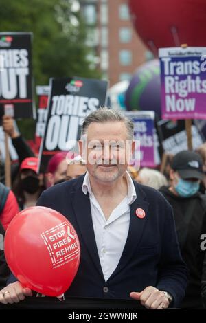 Manchester, Regno Unito. 03 ottobre 2021. Il deputato laburista di Londra per Brent North Barry Gardiner partecipa alla manifestazione. I conservatori si sono riuniti a Manchester per la loro conferenza annuale, i manifestanti delle comunità di viaggiatori zingari e ROM hanno tenuto una protesta contro la polizia, il crimine, la condanna e la legge dei tribunali, in quanto ritengono che essa possa fuorviare la zingara nomade e le culture dei viaggiatori in tutto il Regno Unito. Credit: SOPA Images Limited/Alamy Live News Foto Stock