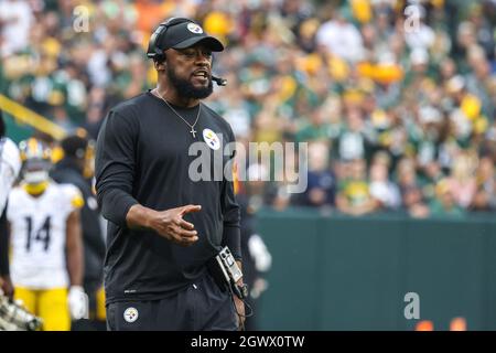 Green Bay, Wisconsin, Stati Uniti. 03 ottobre 2021. Mike Tomlin, allenatore capo di Pittsburgh Steelers, chiede una spiegazione durante la partita di football della NFL tra i Pittsburgh Steelers e i Green Bay Packers al Lambeau Field di Green Bay, Wisconsin. Darren Lee/CSM/Alamy Live News Foto Stock