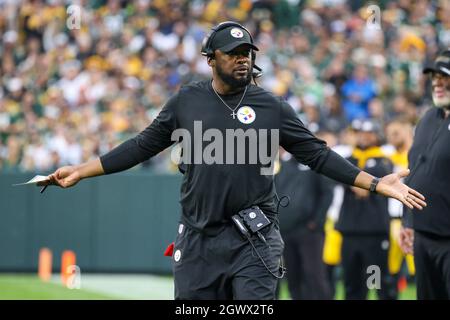 Green Bay, Wisconsin, Stati Uniti. 03 ottobre 2021. Mike Tomlin, allenatore capo di Pittsburgh Steelers, non è d'accordo con la chiamata di intervento, che è stato rovesciato durante la partita di football della NFL tra i Pittsburgh Steelers e i Green Bay Packers al Lambeau Field di Green Bay, Wisconsin. Darren Lee/CSM/Alamy Live News Foto Stock