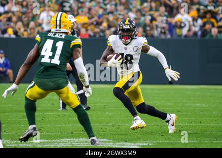 Green Bay, Wisconsin, Stati Uniti. 03 ottobre 2021. Diontae Johnson (18) è un grande ricevitore di Pittsburgh Steelers, che corre dopo la cattura durante la partita di football della NFL tra i Pittsburgh Steelers e i Green Bay Packers al Lambeau Field di Green Bay, Wisconsin. Darren Lee/CSM/Alamy Live News Foto Stock