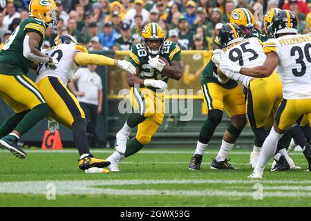 Green Bay, Wisconsin, Stati Uniti. 03 ottobre 2021. Green Bay Packers che torna indietro AJ Dillon (28) si precipita la palla durante la partita di football della NFL tra i Pittsburgh Steelers e i Green Bay Packers al Lambeau Field di Green Bay, Wisconsin. Darren Lee/CSM/Alamy Live News Foto Stock