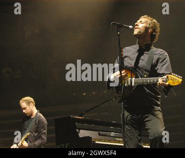 28 SETTEMBRE: Guy Berryman e Chris Martin di Coldplay suonano alla Philips Arena di Atlanta, Georgia, il 28 settembre 2005. CREDIT: Chris McKay / MediaPunch Foto Stock