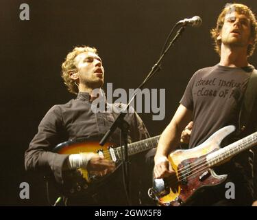 28 SETTEMBRE: Chris Martin e Guy Berryman di Coldplay suonano alla Philips Arena di Atlanta, Georgia, il 28 settembre 2005. CREDIT: Chris McKay / MediaPunch Foto Stock