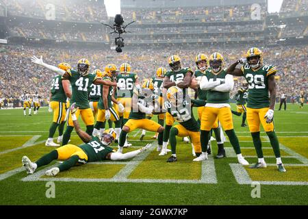 Green Bay, Wisconsin, Stati Uniti. 03 ottobre 2021. La difesa dei Green Bay Packers celebra dopo un fumble recupero durante la partita di football della NFL tra i Pittsburgh Steelers e i Green Bay Packers al Lambeau Field di Green Bay, Wisconsin. Darren Lee/CSM/Alamy Live News Foto Stock