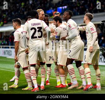 Bergamo, Italia. 3 ottobre 2021. Davide Calabria di AC Milan (3rd R) celebra il suo traguardo con i suoi compagni di squadra durante una partita di calcio Serie A tra Atalanta e AC Milan a Bergamo, Italia, 3 ottobre 2021. Credit: Str/Xinhua/Alamy Live News Foto Stock