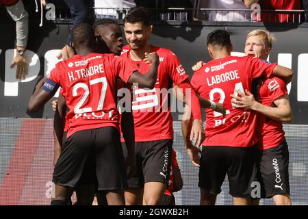 Rennes, Francia. 3 ottobre 2021. I giocatori di Rennes festeggiano la loro vittoria dopo una partita di calcio francese Ligue 1 tra Rennes e Parigi Saint-Germain a Rennes, Francia, 3 ottobre 2021. Credit: Jack Chan/Xinhua/Alamy Live News Foto Stock