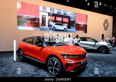 Si osservano le novità delle vetture del marchio francese Renault all'Automobile di Barcellona. L'Automobile Barcellona si svolge dopo due anni di pandemia del Covid-19 presso la sede Fira de Barcelona MontjuÔc dal 2 al 10 ottobre e i visitatori possono scoprire 18 novità da 21 marchi di auto partecipanti, E guidare diversi modelli oltre a svolgere attività di programmazione auto elettriche di marche diverse sono la novità di quest'anno così come moto elettriche per la mobilità e il rispetto per l'ambiente Foto Stock