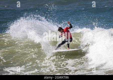 Ericeira, Portogallo. 03 ottobre 2021. Lucca Mesinas del Perù compete durante il round del 96 del MEO Visual Pro Ericeira, WSL di Ericeira. Credit: SOPA Images Limited/Alamy Live News Foto Stock