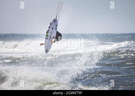 Ericeira, Portogallo. 03 ottobre 2021. Il brasiliano Italo Ferreira compete durante il round del 96 del MEO Visual Pro Ericeira, WSL di Ericeira. Credit: SOPA Images Limited/Alamy Live News Foto Stock