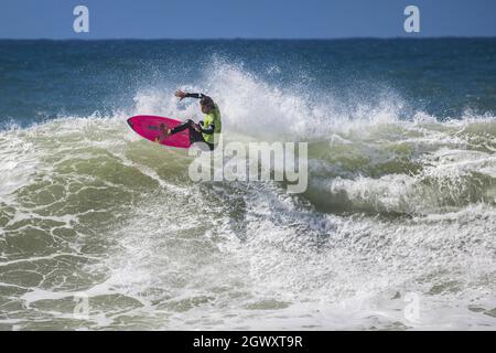 Ericeira, Portogallo. 03 ottobre 2021. Il brasiliano Mateus Herdy compete durante il round del 96 del MEO Visual Pro Ericeira, WSL di Ericeira. Credit: SOPA Images Limited/Alamy Live News Foto Stock