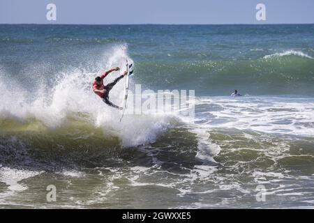 Ericeira, Portogallo. 03 ottobre 2021. Il brasiliano Italo Ferreira compete durante il round del 96 del MEO Visual Pro Ericeira, WSL di Ericeira. (Foto di Henrique Casinhas/SOPA Images/Sipa USA) Credit: Sipa USA/Alamy Live News Foto Stock