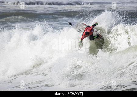 Ericeira, Portogallo. 03 ottobre 2021. Il brasiliano Wiggolly Dantas compete durante il round del 96 del MEO Visual Pro Ericeira, WSL di Ericeira. (Foto di Henrique Casinhas/SOPA Images/Sipa USA) Credit: Sipa USA/Alamy Live News Foto Stock