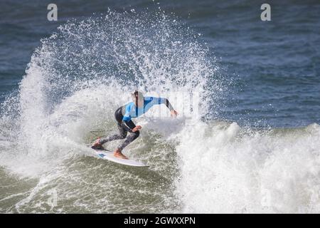 Ericeira, Portogallo. 03 ottobre 2021. Joan Duru dalla Francia compete durante il round del 96 del MEO Visual Pro Ericeira, WSL di Ericeira. (Foto di Henrique Casinhas/SOPA Images/Sipa USA) Credit: Sipa USA/Alamy Live News Foto Stock