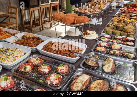 Verdure alla griglia, melanzane farcite, spuntini locali di strada su una bancarella del tradizionale mercato agricolo in Sicilia, Italia Foto Stock