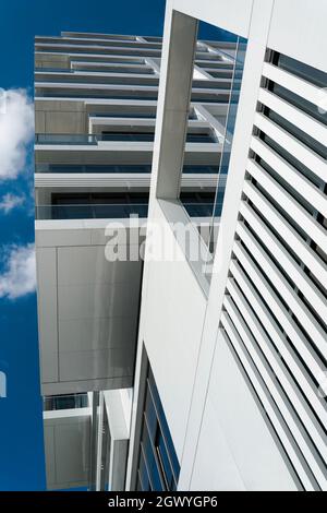 Vista verso l'alto in un moderno edificio di appartamenti nel centro di Berlino Foto Stock