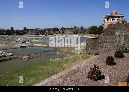 Vista di Munja Tank e Jahaz Mahal a Mandu in Madhya Pradesh, India, Asia Foto Stock