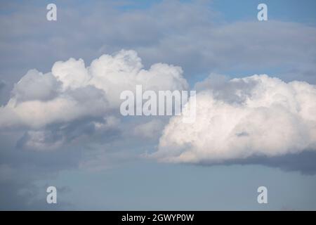 nuvole bianche e grigie sul cielo blu. Vista pittoresca durante lo spettacolo aereo. Cielo tranquillo. Giorno della vittoria. Foto Stock