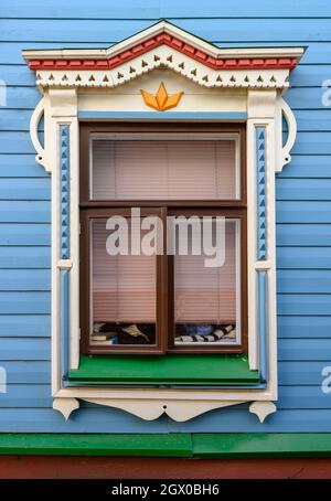 Una finestra in una casa di legno con un platband nei colori delle tradizioni nazionali Tatar a Kazan, Russia Foto Stock