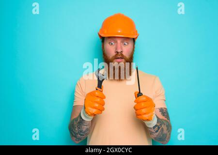 Il lavoratore incompetente ha paura e preoccupazione per il suo lavoro Foto Stock