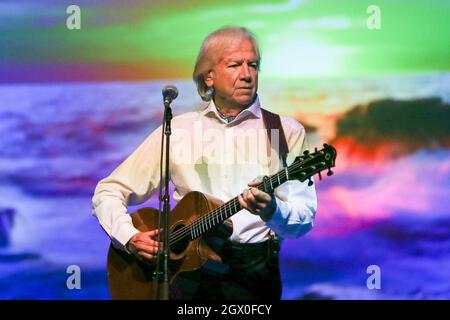 2 ottobre 2021, Huntington, New York, Stati Uniti: Justin Hayward of the Moody Blues suona in concerto al Paramount il 2 ottobre 2021 a Huntington, New York. (Credit Image: © Debby Wong/ZUMA Press Wire) Foto Stock