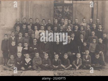 foto originale di antiquariato di prima classe dalla fine del 1900. Massive classe era stato tken di girare una fotografia che tutti potevano comprarlo e mantenere al sicuro fino a quando non sono tornati a scuola per una riunione. Fonte: Fotografia originale Foto Stock