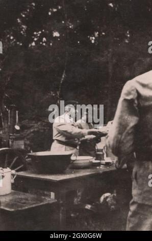 Foto originale di prima classe della fine degli anni '1910: Ufficiali militari di alto rango dell'esercito prussiano che aspettano in fila per ottenere cibo in un campo militare. forse un generale è al fine di ottenere cibo. Fonte: Fotografia originale Foto Stock