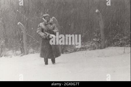 vintage / retro Army / Military PPsh-41 e Snow Series 7. Un soldato è in piedi nella tempesta di neve e in posa con la sua mitragliatrice sovietica sul campo intorno agli anni '50. È originario dell'Europa orientale, probabilmente dell'Ungheria. Papasha design di Georgy Shpagin. Il PPSh-41 era in servizio dal 1941 al 1960 Fonte: Fotografia originale Foto Stock