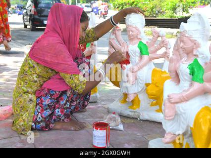 Jaipur, Rajasthan, India, 3 ottobre 2021: Un artista prepara un idolo della Dea Durga davanti al festival Navratri Durga Puja a Beawar. Il festival indù di dieci giorni Navratri inizia il 7 ottobre. Foto: Sumit Saraswat Credit: Sumit Saraswat/Alamy Live News Foto Stock