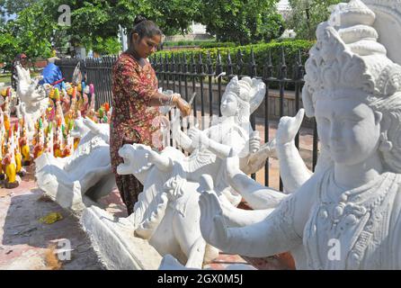 Jaipur, Rajasthan, India, 3 ottobre 2021: Un artista prepara un idolo della Dea Durga davanti al festival Navratri Durga Puja a Beawar. Il festival indù di dieci giorni Navratri inizia il 7 ottobre. Credit: Sumit Saraswat/Alamy Live News Credit: Sumit Saraswat/Alamy Live News Foto Stock