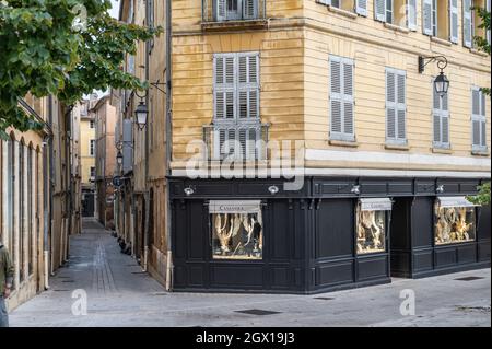 Un negozio di moda popolare a Place de Verdun di fronte alla corte buidling, Aix-en-Provence, Francia Foto Stock