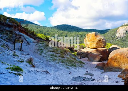 Rocce grandi, pietre a Squeaky Beach, promontorio Wilson, Australia. Foto Stock