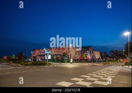 Il Pasino Grand, un casinò di Partuche, ad Aix-en-Provence di notte, nel sud della Francia Foto Stock