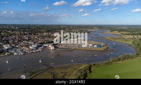 Vista aerea del fiume Deben e della città di Woodbridge a Suffolk, Regno Unito Foto Stock