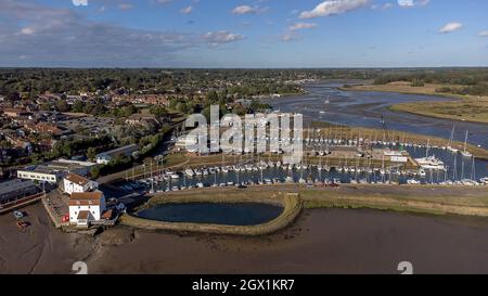 Vista aerea del fiume Deben e della città di Woodbridge a Suffolk, Regno Unito Foto Stock