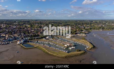 Vista aerea del fiume Deben e della città di Woodbridge a Suffolk, Regno Unito Foto Stock