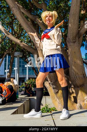 Partecipante che raffigura la studentessa giapponese Himiko Toga di My Hero Academia in uniforme al Comic con di Los Angeles, CA, Stati Uniti Foto Stock