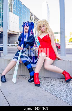 Partecipante che raffigura Panty e Stocking in abiti in uniforme, al Comic con di Los Angeles, CA, Stati Uniti Foto Stock