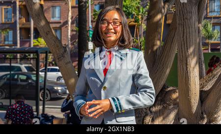 Partecipante che raffigura la studentessa giapponese Himiko Toga di My Hero Academia in uniforme al Comic con di Los Angeles, CA, Stati Uniti Foto Stock